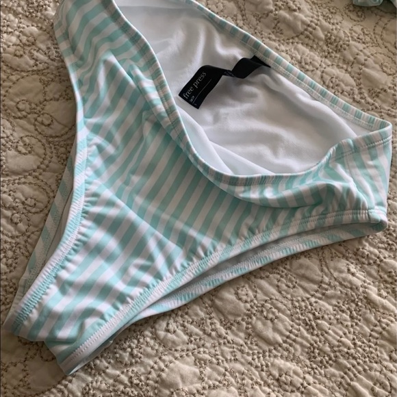 Bikini - Picture 3 of 4